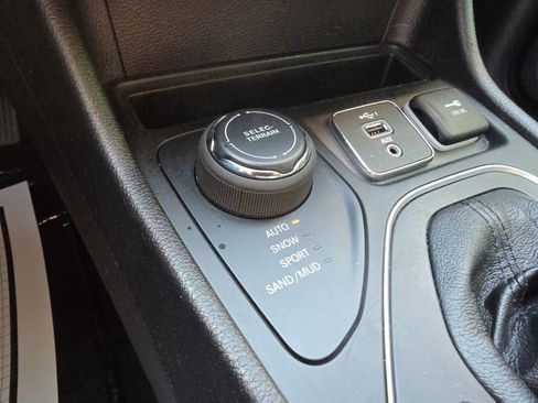 Used 2021 Jeep Cherokee Latitude AWD/4WD image 5