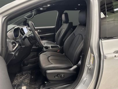 New 2026 Chrysler Pacifica Select w/ S Appearance Package