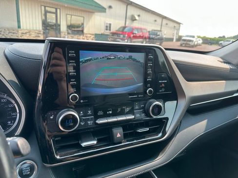 Used 2020 Toyota Highlander XLE AWD/4WD image 17