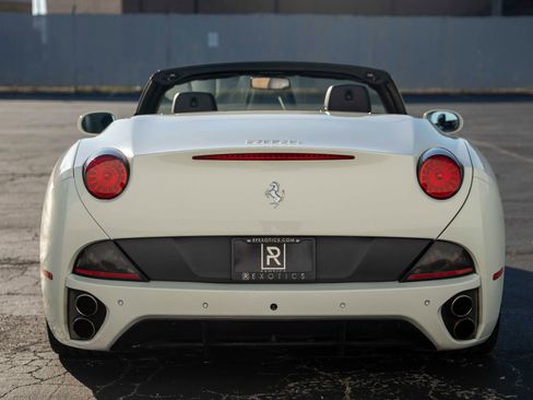Used 2014 Ferrari California image 17