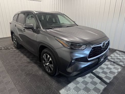 Used 2024 Toyota Highlander XLE AWD/4WD image 2