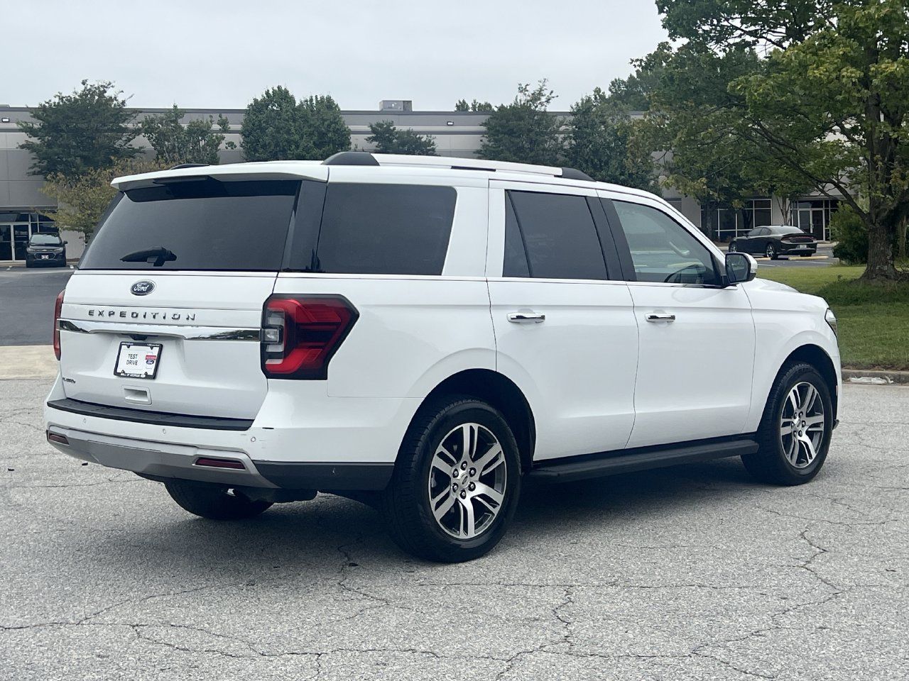 Used 2024 Ford Expedition Limited RWD image 3