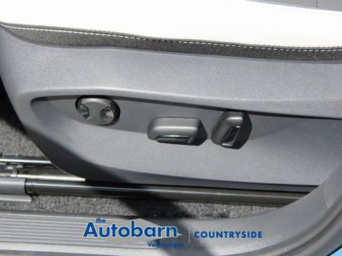 Used 2025 Volkswagen Taos SE AWD/4WD image 10