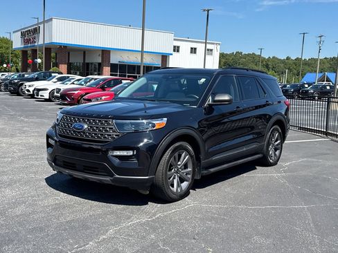 Used 2021 Ford Explorer XLT w/ Equipment Group 202A AWD/4WD image 2