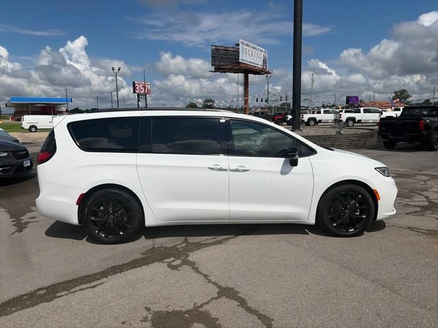 Used 2025 Chrysler Pacifica Limited FWD image 7