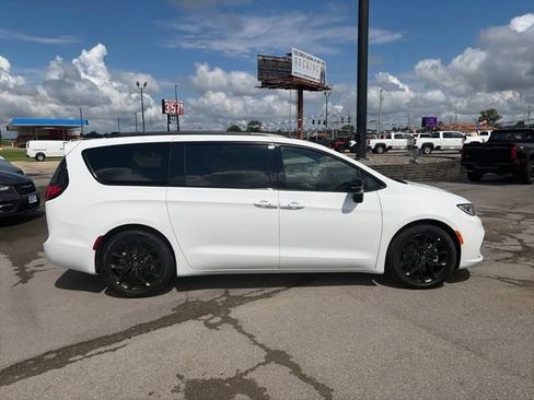 Used 2025 Chrysler Pacifica Limited FWD image 7