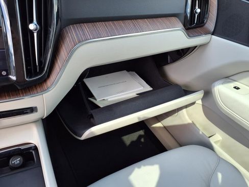 Used 2022 Volvo XC60 B5 Momentum image 12