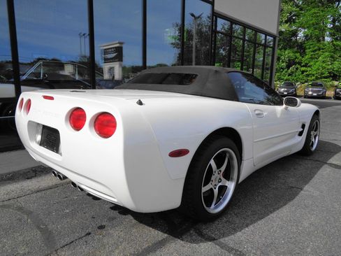 Used 2001 Chevrolet Corvette Convertible w/ Preferred Equipment Group2 RWD image 10