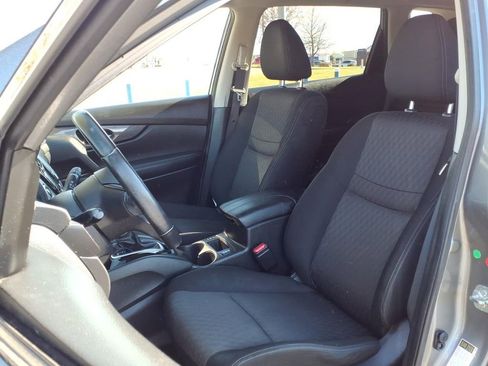 Used 2019 Nissan Rogue SV w/ Premium Package image 4