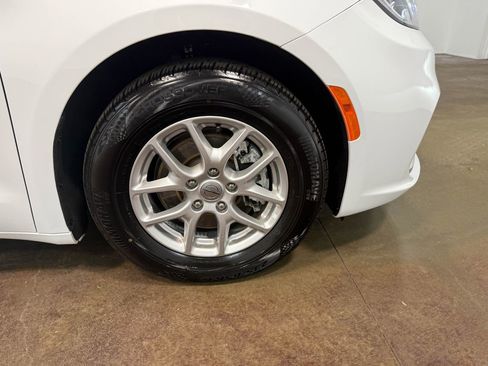 Used 2024 Chrysler Pacifica Touring-L image 92