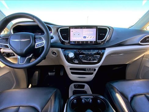 Used 2023 Chrysler Pacifica Touring-L image 14