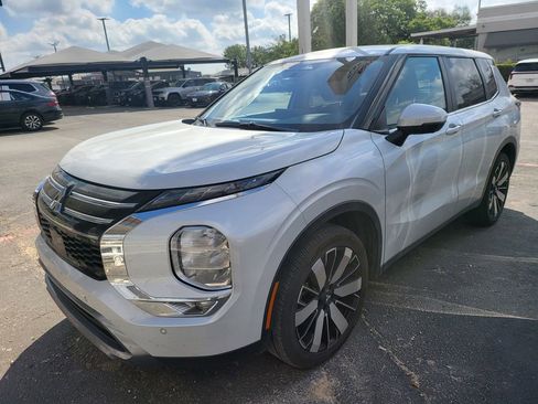 Used 2025 Mitsubishi Outlander SE image 1