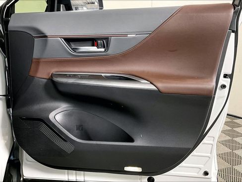 Used 2023 Toyota Venza Limited image 22