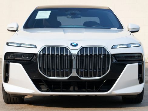 Used 2023 BMW i7 xDrive60 w/ Executive Package 2 AWD/4WD image 7