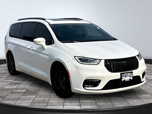 Used 2021 Chrysler Pacifica Limited w/ Uconnect Theater Family Group FWD image 3
