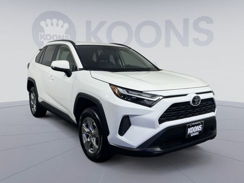 Used 2025 Toyota RAV4 XLE FWD image 2