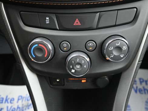 Used 2022 Chevrolet Trax LT w/ Midnight Edition AWD/4WD image 16