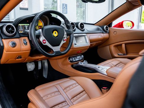 Used 2014 Ferrari California image 4