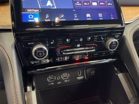 New 2025 Jeep Grand Cherokee Summit image 11