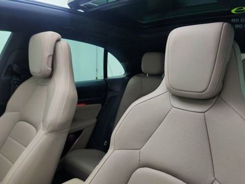 Used 2025 Porsche Macan Electric RWD image 33