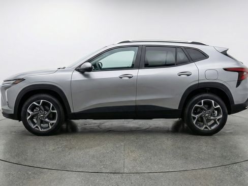 Used 2025 Chevrolet Trax LT w/ LT Convenience Package FWD image 5