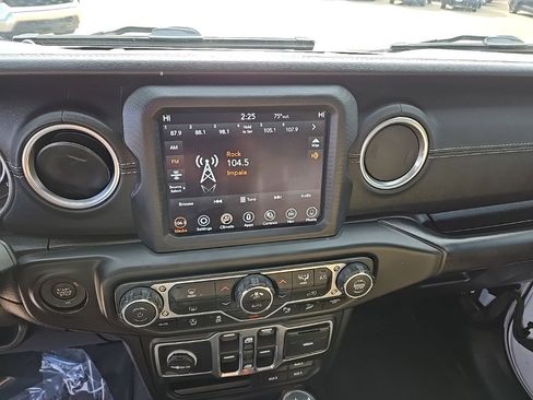 Used 2018 Jeep Wrangler Unlimited Sahara image 36