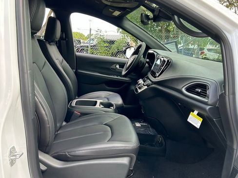 New 2026 Chrysler Pacifica Select image 28