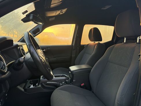 Used 2019 Toyota Tacoma TRD Sport image 9