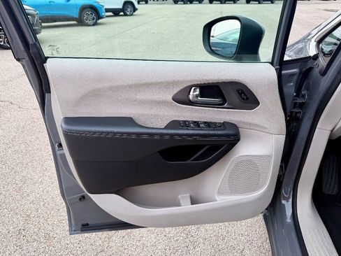 Used 2023 Chrysler Pacifica Touring-L image 10