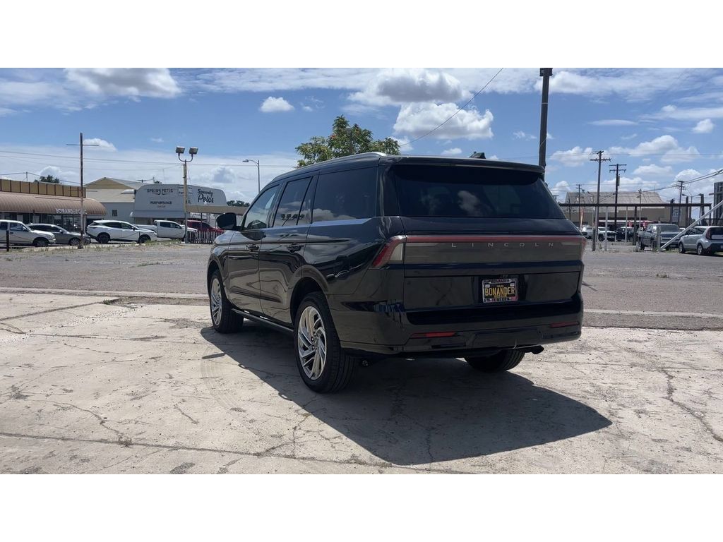 Used 2025 Lincoln Navigator Reserve AWD/4WD image 9