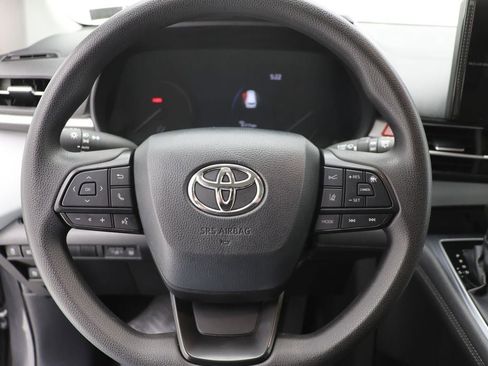 Used 2025 Toyota Sienna LE image 16