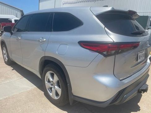 Used 2022 Toyota Highlander LE AWD/4WD image 9