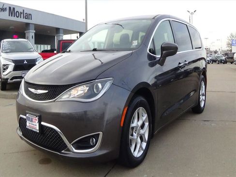 Used 2020 Chrysler Pacifica Touring w/ Tire & Wheel Group image 2