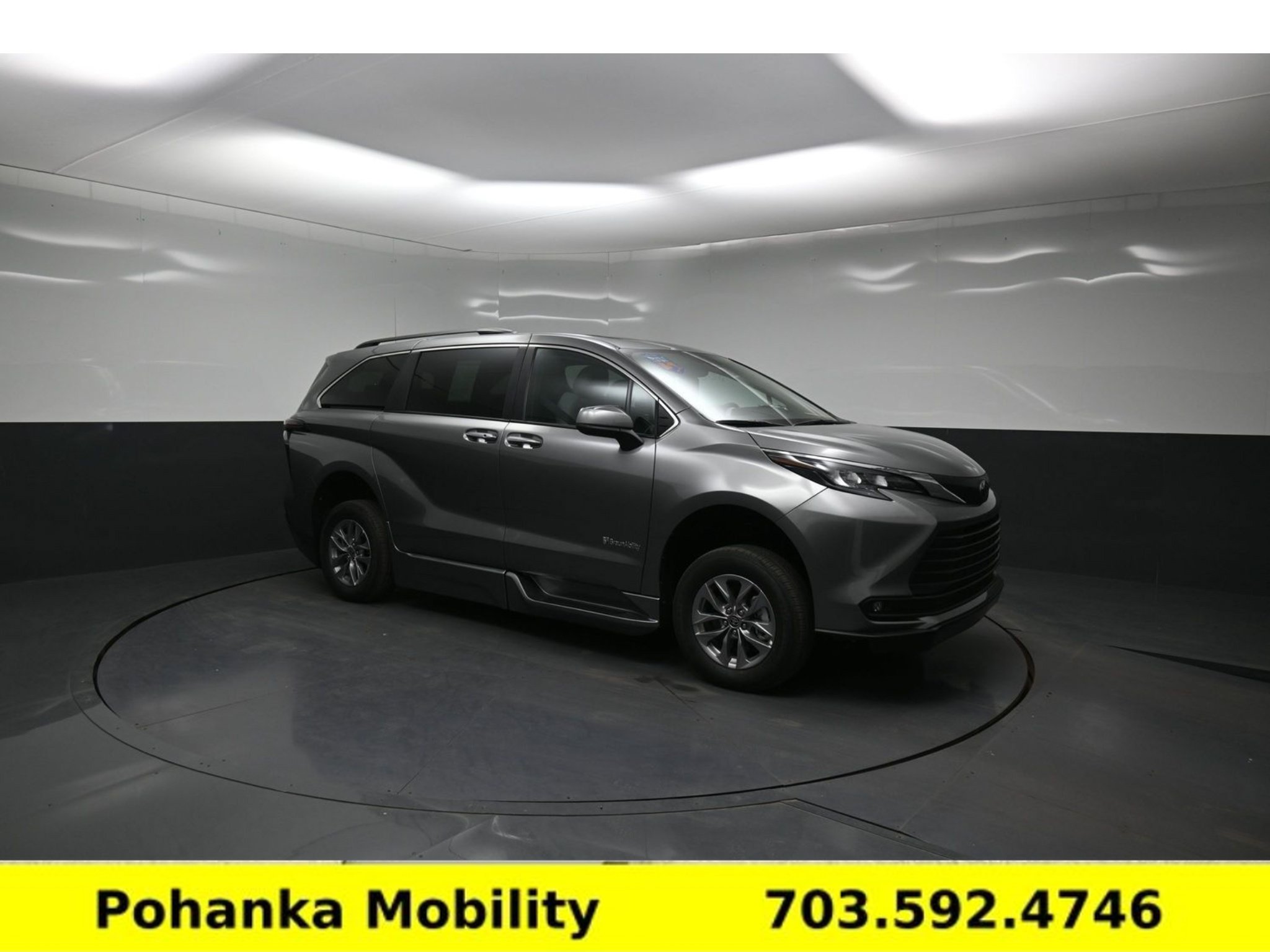 Used 2026 Toyota Sienna XLE FWD image 18
