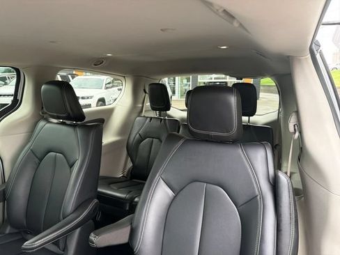 Used 2024 Chrysler Pacifica Limited FWD image 28