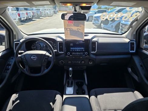 Used 2023 Nissan Frontier SV image 6
