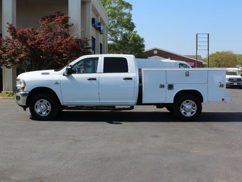 Used 2024 RAM 2500 Tradesman w/ Chrome Appearance Group image 11