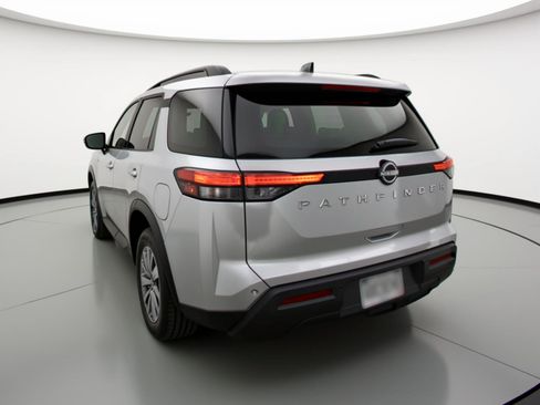 Used 2025 Nissan Pathfinder SV image 6