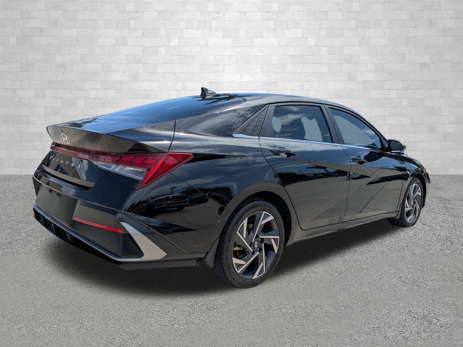 Certified 2025 Hyundai Elantra SEL FWD image 2
