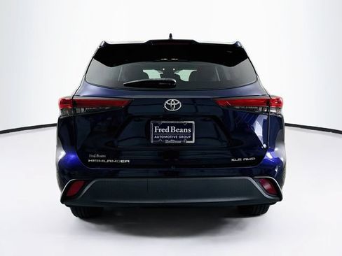 Used 2021 Toyota Highlander XLE AWD/4WD image 7