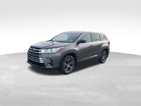 Used 2019 Toyota Highlander LE image 1