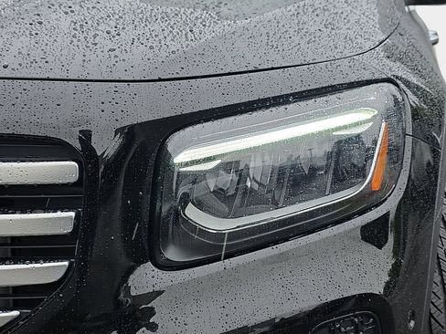 Used 2025 Mercedes-Benz GLB 250 4MATIC image 35