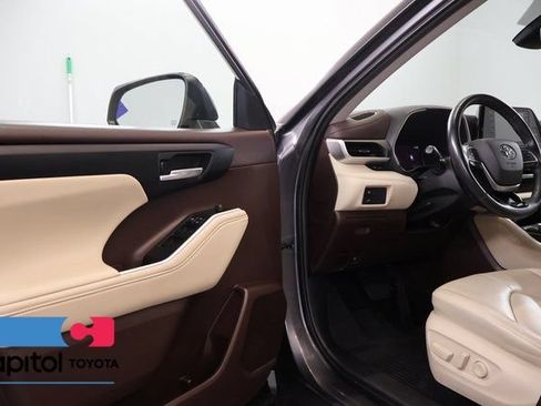 Used 2021 Toyota Highlander XLE AWD/4WD image 8