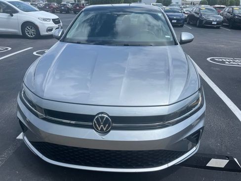 Used 2025 Volkswagen Jetta SE FWD image 2