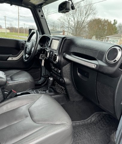 Used 2015 Jeep Wrangler Unlimited Rubicon w/ Connectivity Group AWD/4WD image 23