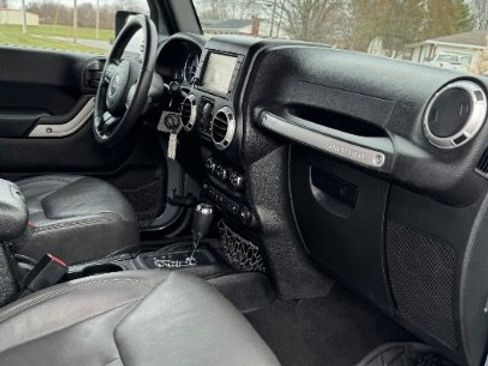 Used 2015 Jeep Wrangler Unlimited Rubicon w/ Connectivity Group image 23