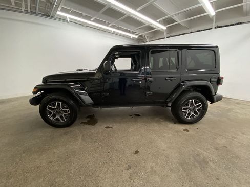 Used 2025 Jeep Wrangler Unlimited Sahara AWD/4WD image 3