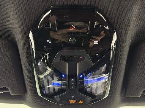 Used 2025 BMW 740i w/ Premium Package image 39