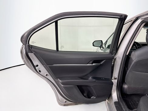 Used 2018 Toyota Camry LE image 24