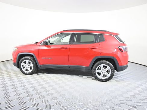 Used 2024 Jeep Compass Latitude image 3